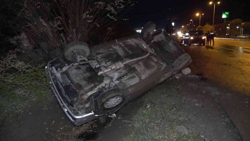 Yağmur nedeniyle kayganlaşan yolda otomobil takla attı: 1’i çocuk, 3 yaralı
