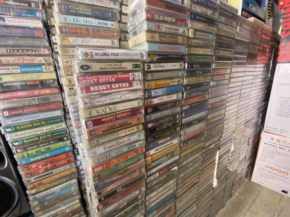 Zamana ve teknolojiye 20 metrekarelik dükkanında kasetleriyle direniyor