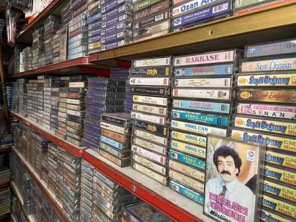 Zamana ve teknolojiye 20 metrekarelik dükkanında kasetleriyle direniyor