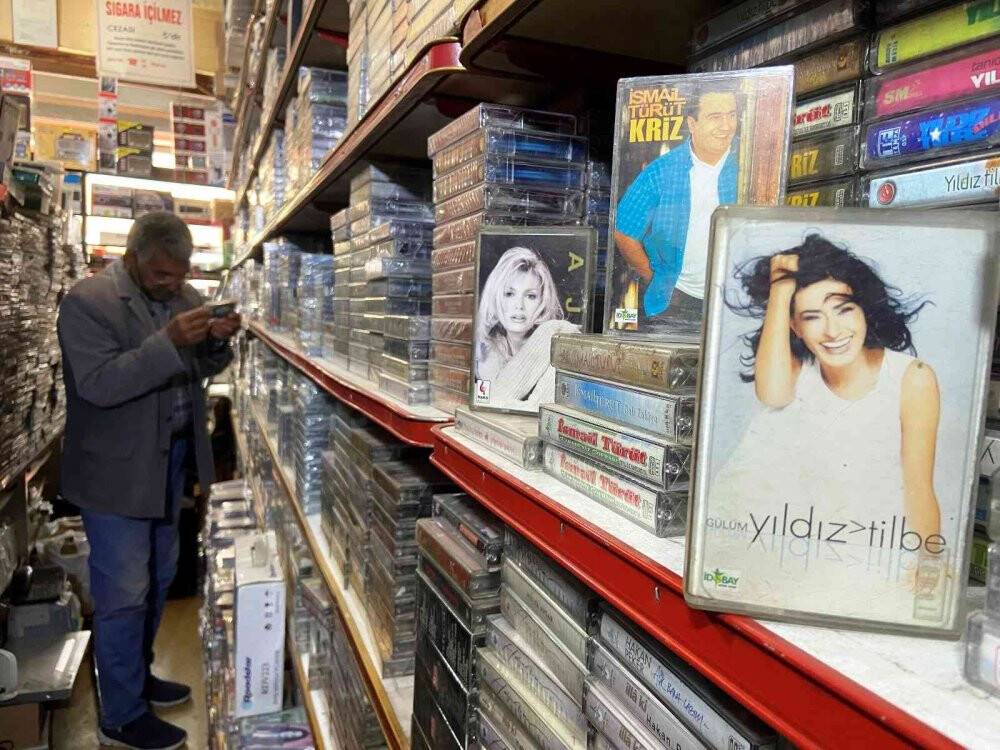 Zamana ve teknolojiye 20 metrekarelik dükkanında kasetleriyle direniyor