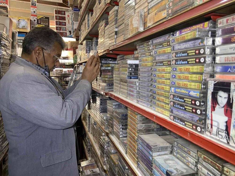 Zamana ve teknolojiye 20 metrekarelik dükkanında kasetleriyle direniyor