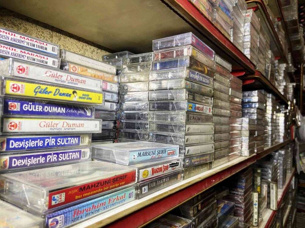 Zamana ve teknolojiye 20 metrekarelik dükkanında kasetleriyle direniyor