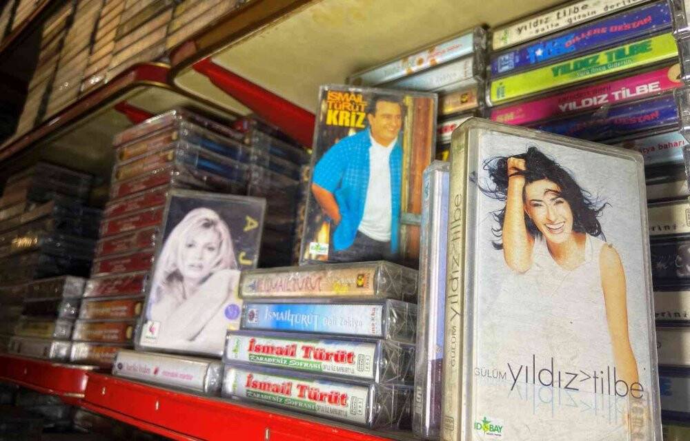 Zamana ve teknolojiye 20 metrekarelik dükkanında kasetleriyle direniyor