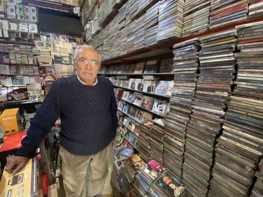 Zamana ve teknolojiye 20 metrekarelik dükkanında kasetleriyle direniyor