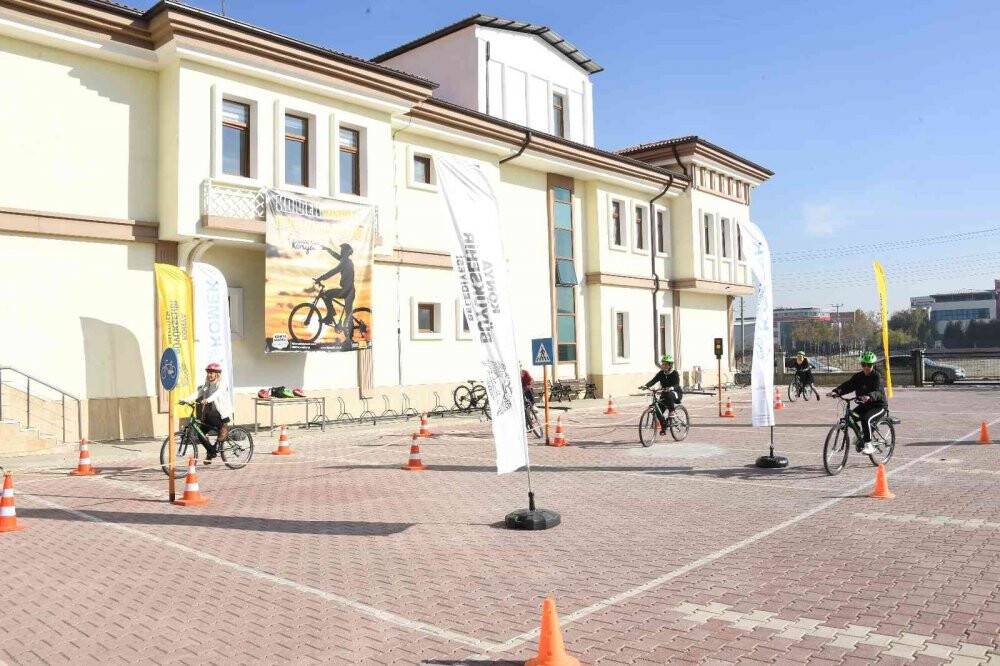 KOMEK’te kadınlara bisiklet kullanma eğitimi