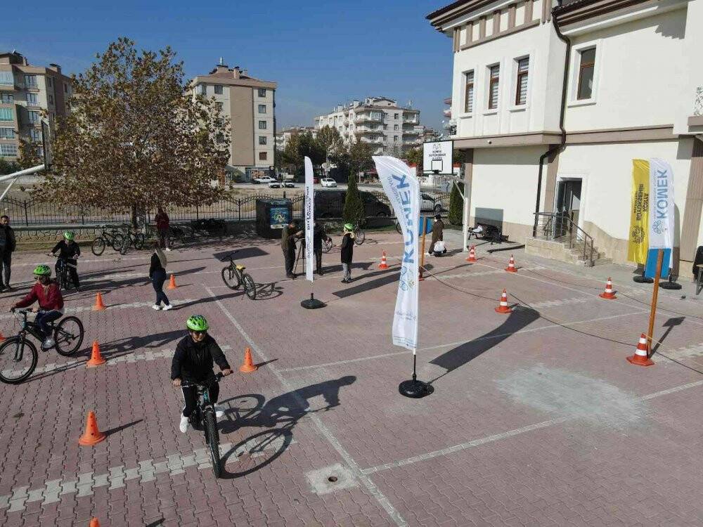 KOMEK’te kadınlara bisiklet kullanma eğitimi