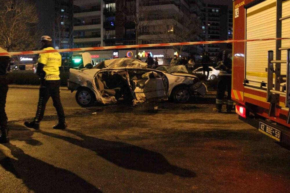 Yarış yaptığı iddia edilen otomobil ağaca çarptı: 2 ölü, 1 yaralı