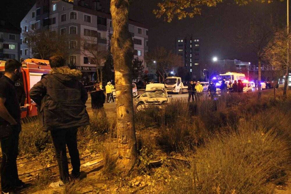 Yarış yaptığı iddia edilen otomobil ağaca çarptı: 2 ölü, 1 yaralı