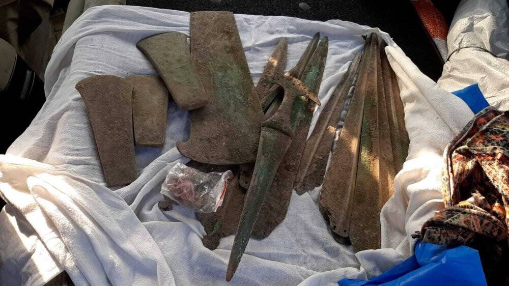 Aracına yaptırdığı gizli bölmede onlarca tarihi eser çıktı
