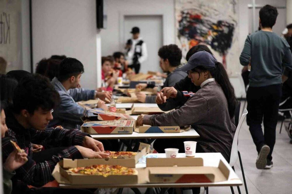 Bakan Varank, Fatih Merkez Kütüphanesi'nde gençlerle buluştu