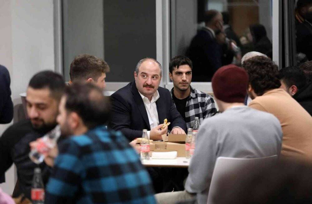 Bakan Varank, Fatih Merkez Kütüphanesi'nde gençlerle buluştu