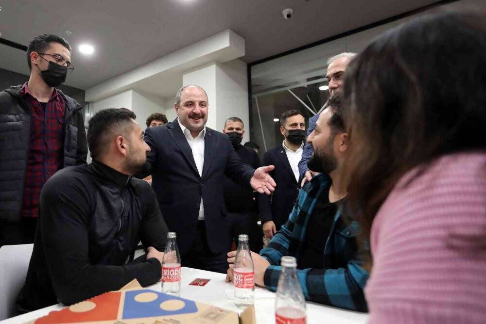 Bakan Varank, Fatih Merkez Kütüphanesi'nde gençlerle buluştu