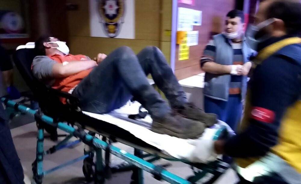 Devrilen traktörden koruma kabini sayesinde sağ çıktı