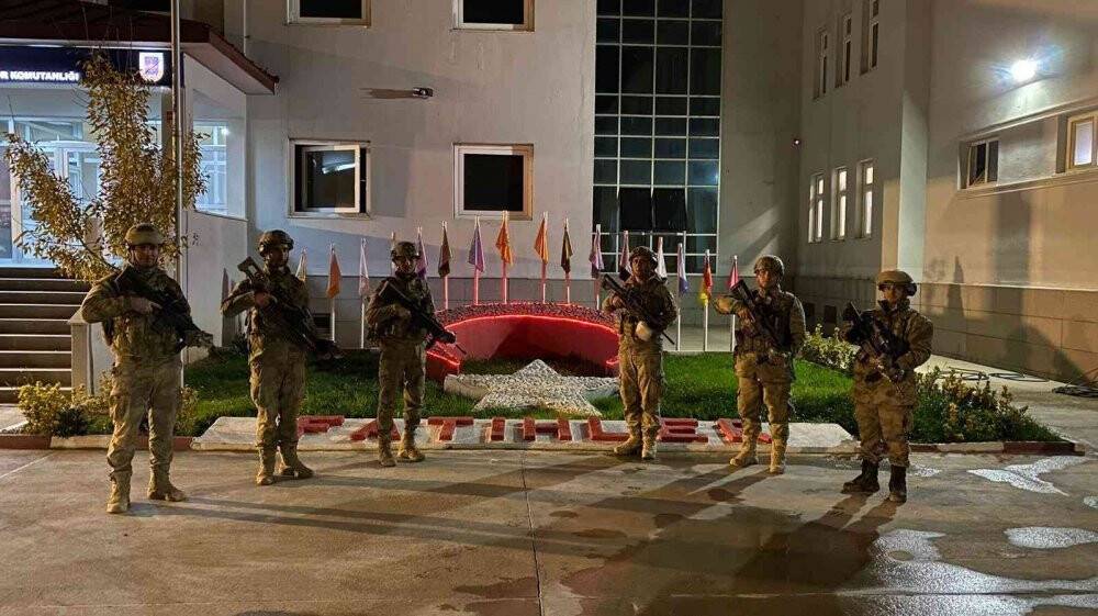 Teyzeler, elleriyle ördükleri çorapları Jandarma’ya hediye etti