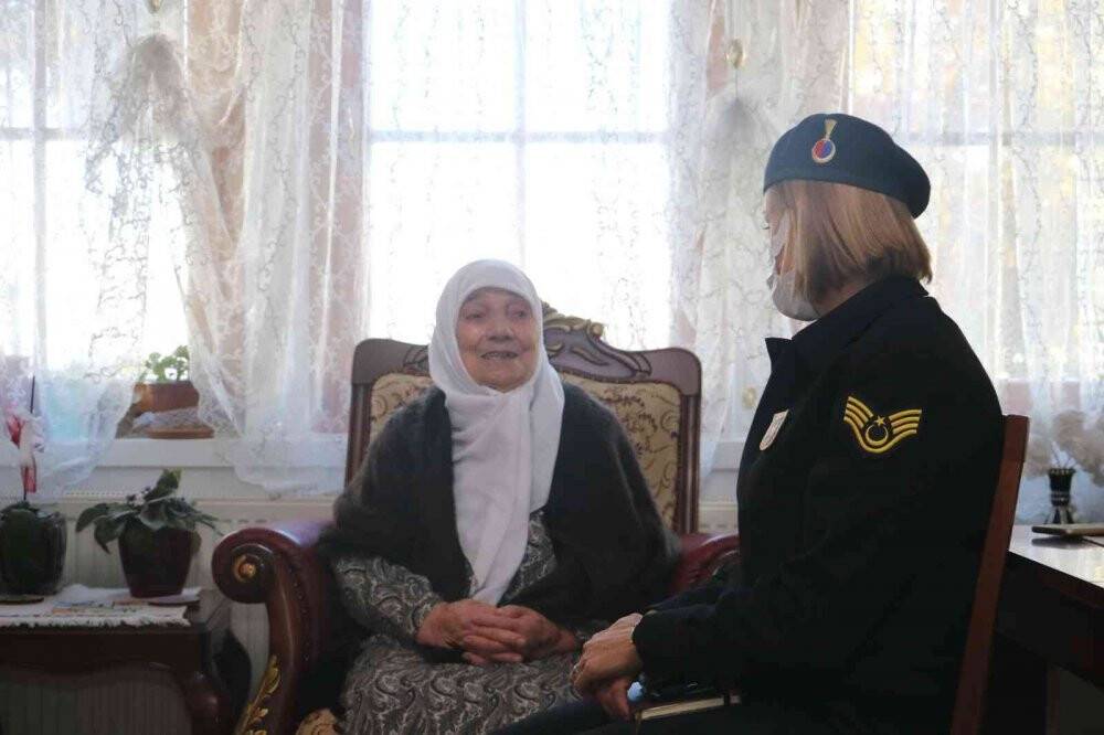 Teyzeler, elleriyle ördükleri çorapları Jandarma’ya hediye etti