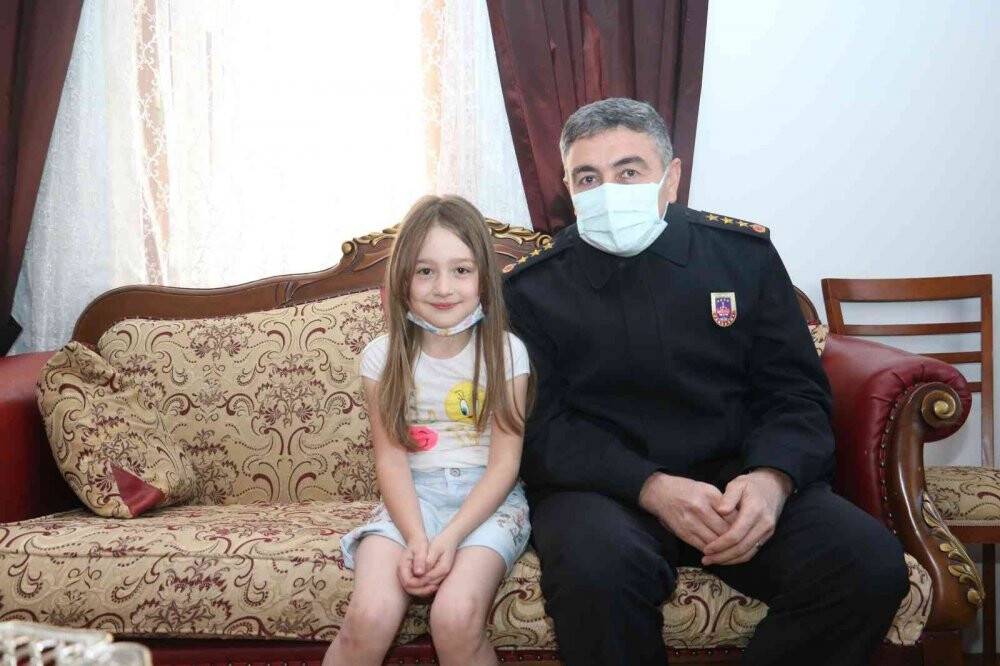 Teyzeler, elleriyle ördükleri çorapları Jandarma’ya hediye etti