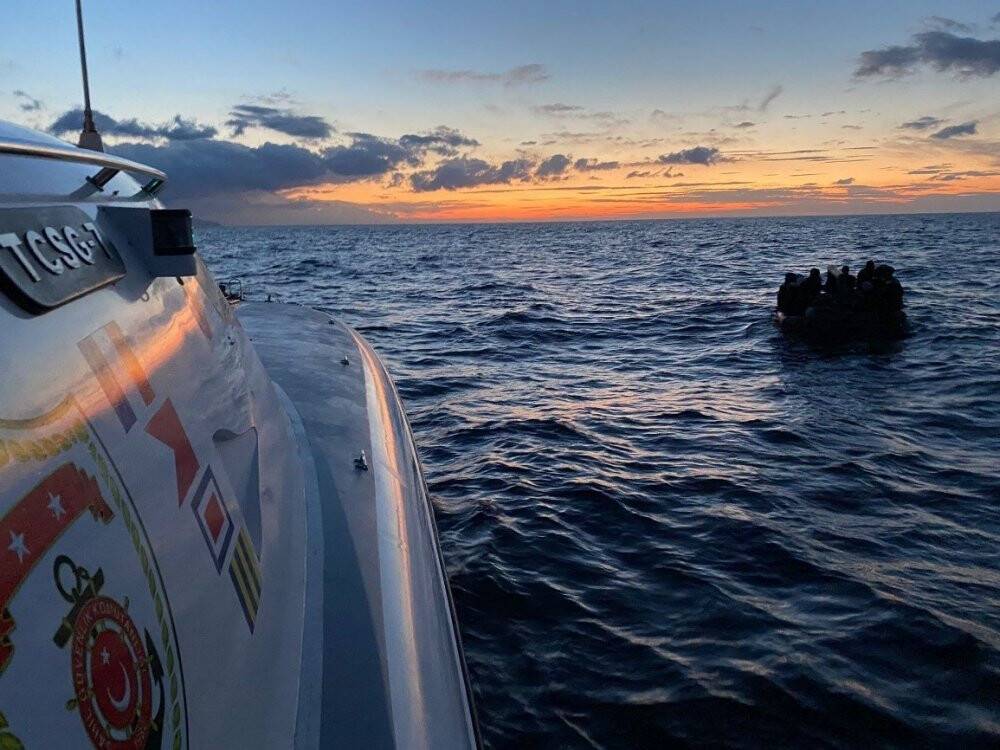 İzmir’de Türk kara sularına geri itilen 274 düzensiz göçmen kurtarıldı