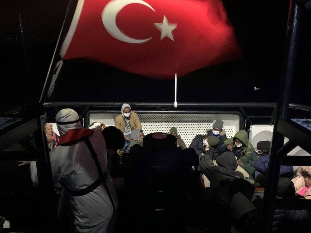 İzmir’de Türk kara sularına geri itilen 274 düzensiz göçmen kurtarıldı
