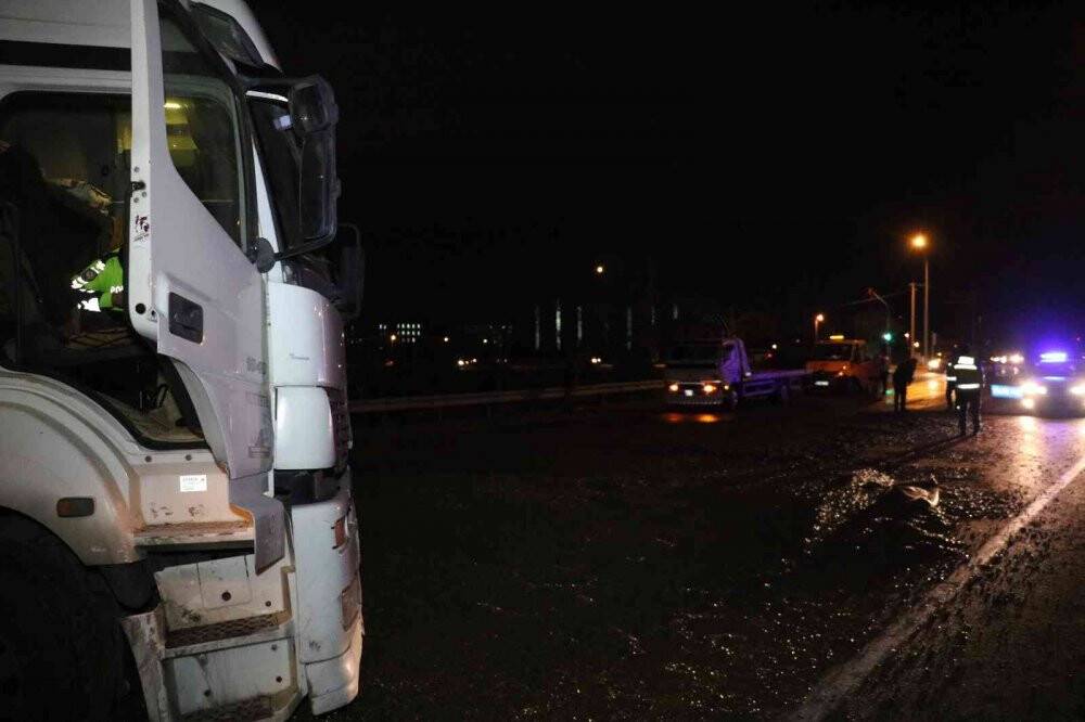 Konya yolunda kaza! Küspe yüklü tır devrildi, faciadan dönüldü