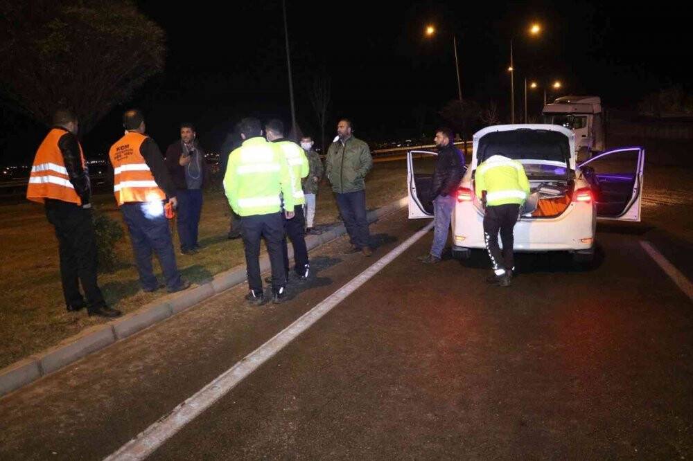 Konya yolunda kaza! Küspe yüklü tır devrildi, faciadan dönüldü