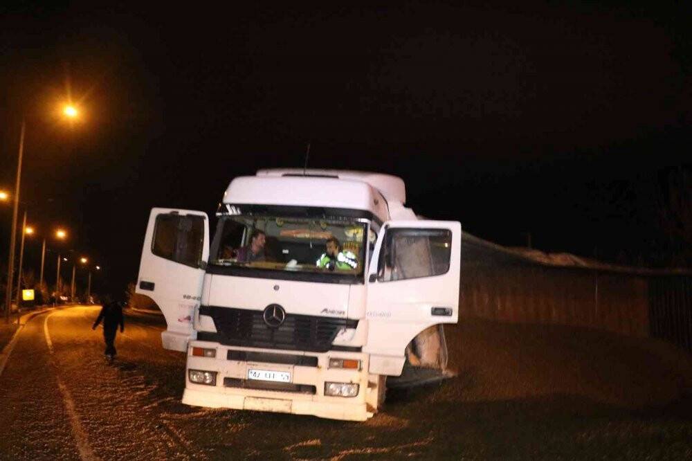 Konya yolunda kaza! Küspe yüklü tır devrildi, faciadan dönüldü