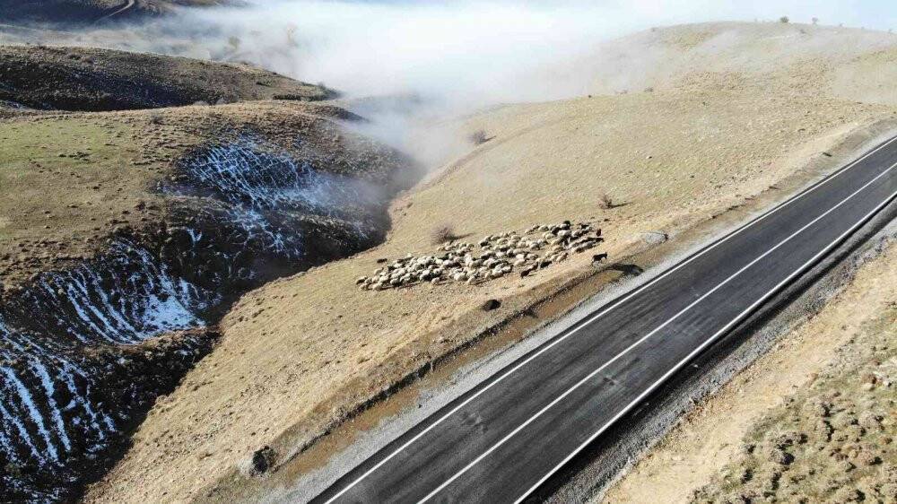 Muş’ta karlı dağlarla birleşen sis bulutları kartpostallık görüntüler oluşturdu