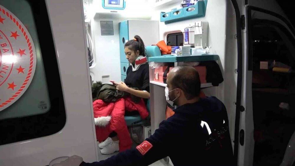 Otomobil yola fırlayan domuza çarptı: 3 yaralı
