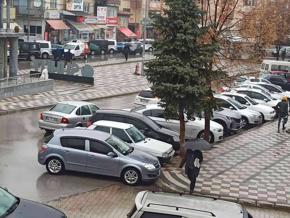 Şuhut’ta sağanak yağış etkisini gösteriyor