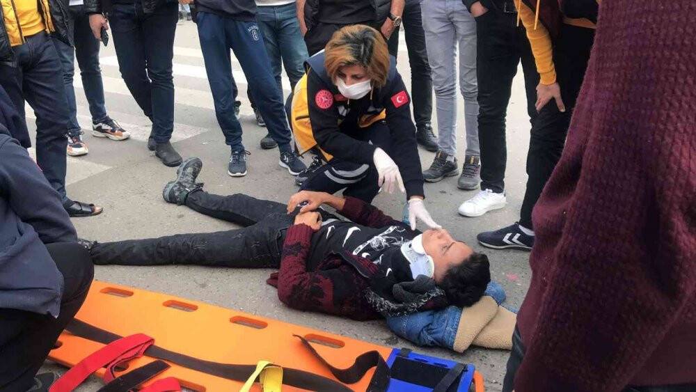 Batman’da otomobilin altında kalan motokurye ağır yaralandı