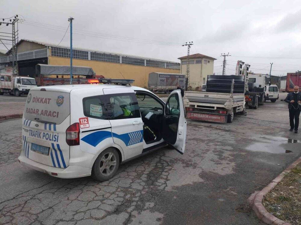 Kovalamacada polis aracına çarpan şüpheli aracı bozulunca yakalandı