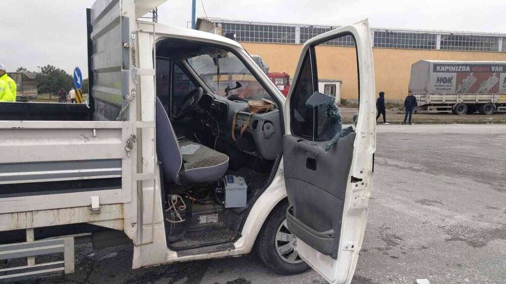 Kovalamacada polis aracına çarpan şüpheli aracı bozulunca yakalandı