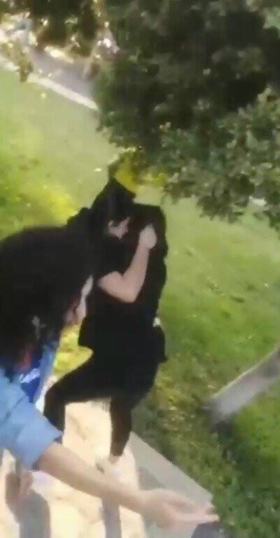 Liseli kızların ekmek bıçaklı kavgası