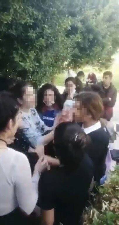 Liseli kızların ekmek bıçaklı kavgası