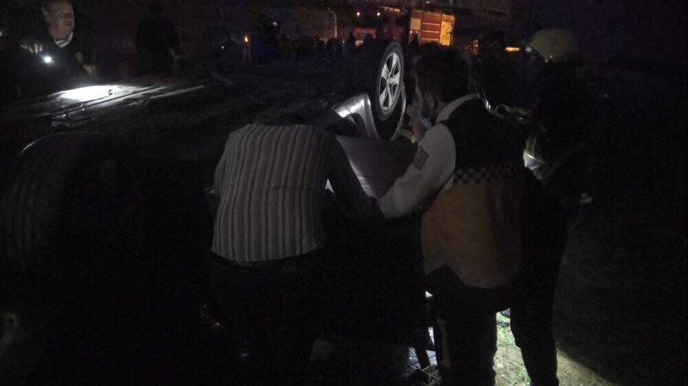 Servis minibüsü ile çarpışan otomobil boş araziye uçtu