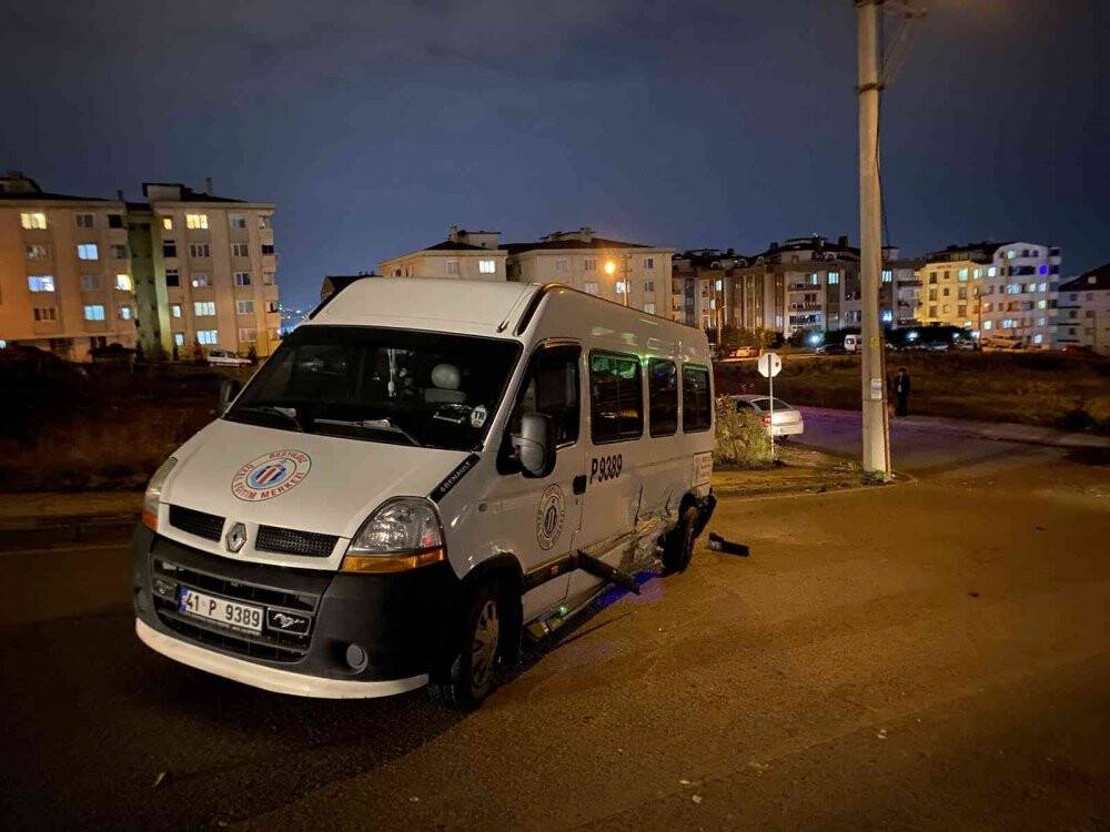 Servis minibüsü ile çarpışan otomobil boş araziye uçtu