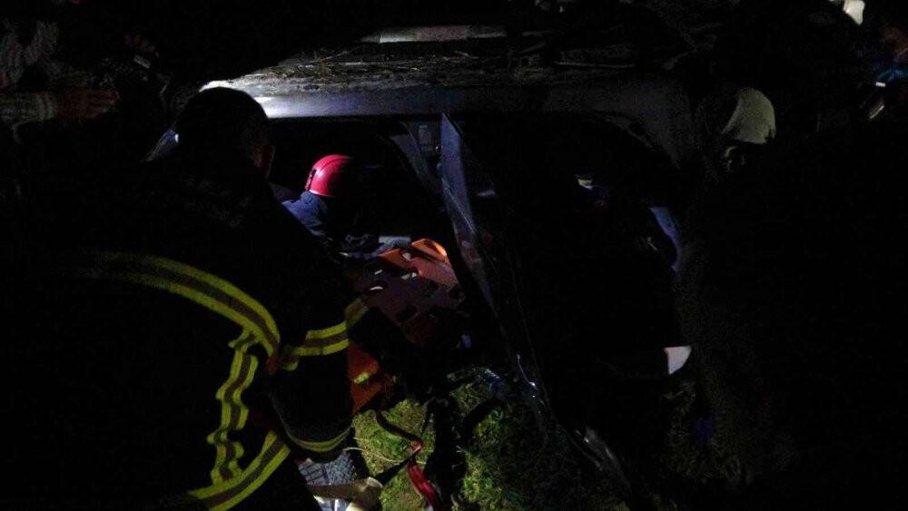 Servis minibüsü ile çarpışan otomobil boş araziye uçtu