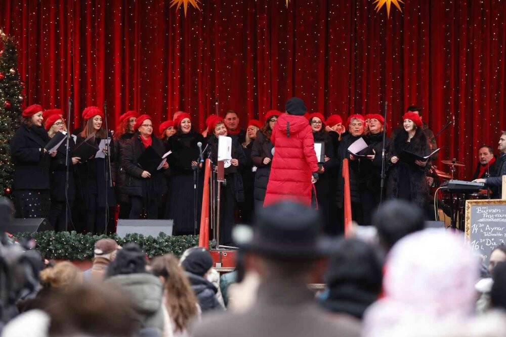 Türk korosundan Tarihi Dom Katedrali Meydanı’nda konser