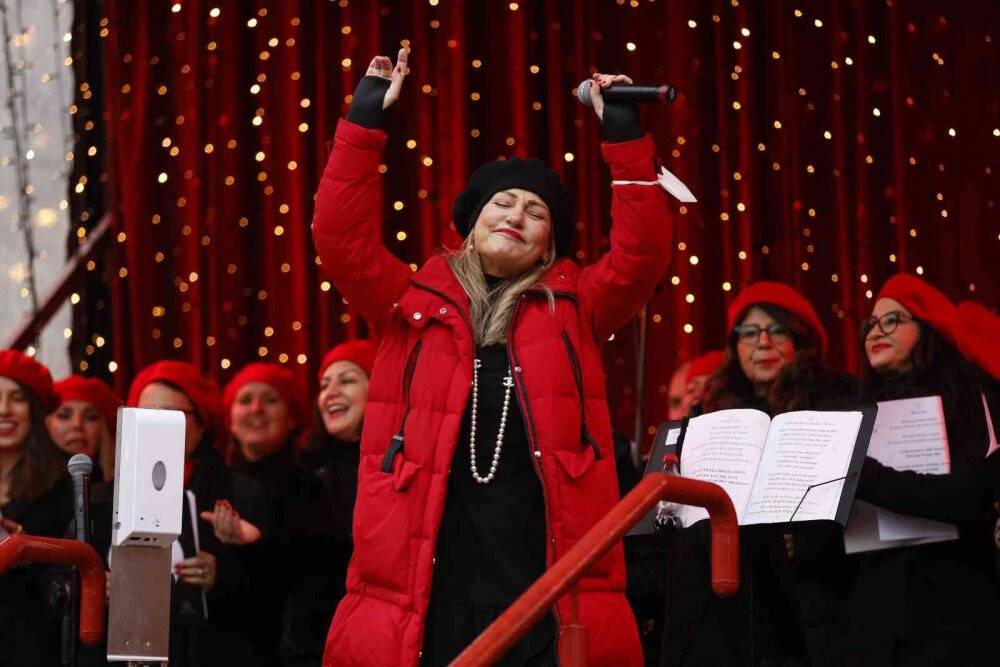 Türk korosundan Tarihi Dom Katedrali Meydanı’nda konser