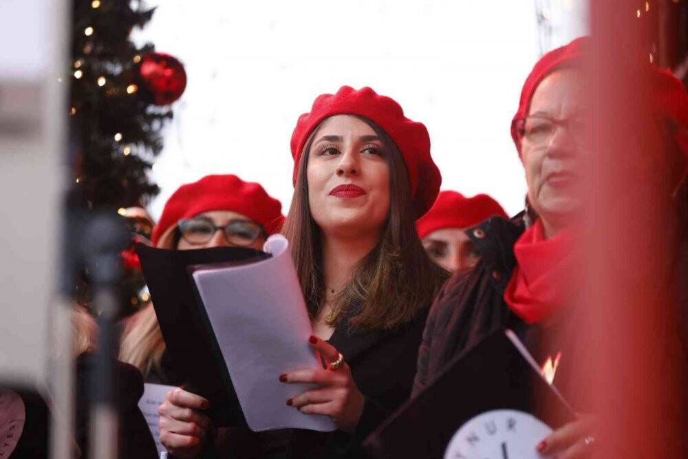Türk korosundan Tarihi Dom Katedrali Meydanı’nda konser