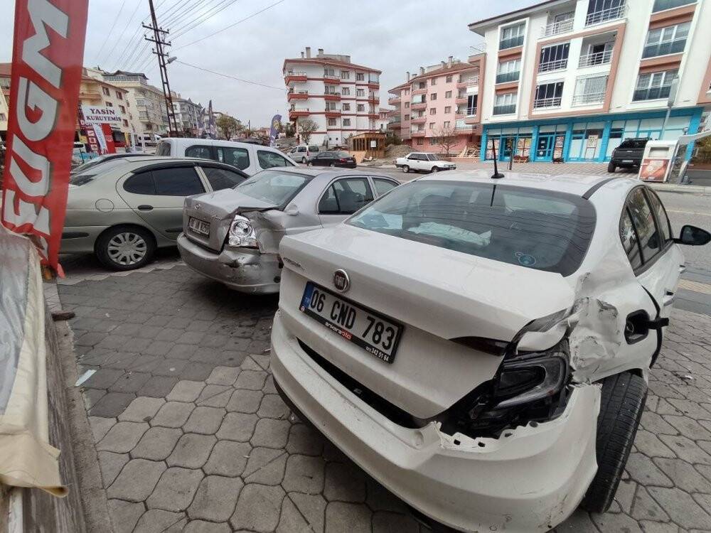 Başkent’te kamyonun freni boşaldı, 4 araca çarparak durabildi