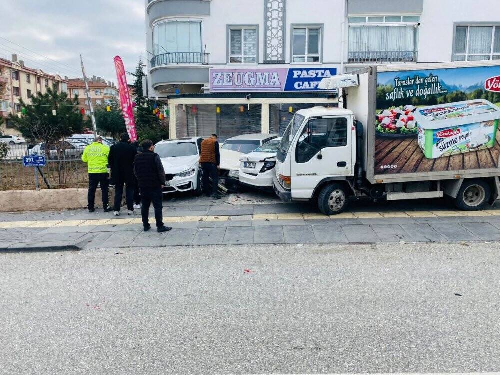 Başkent’te kamyonun freni boşaldı, 4 araca çarparak durabildi