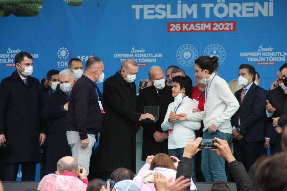 Cumhurbaşkanı Erdoğan deprem konutlarını teslim etti