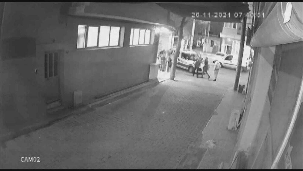 İzmir’de polisin sırtından bıçaklandığı an kamerada
