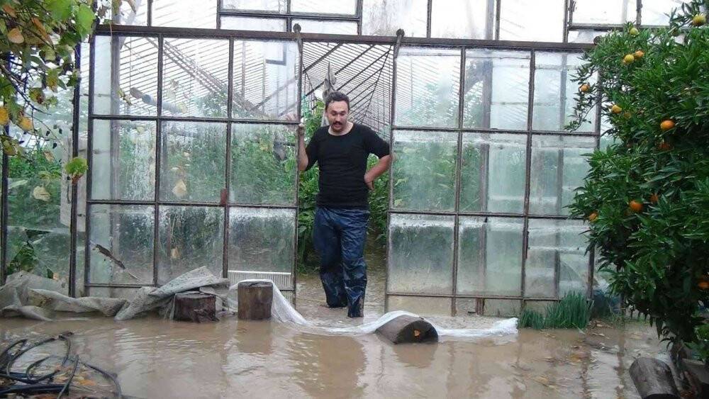 Antalya’da yağmur ve fırtına biber seralarını vurdu