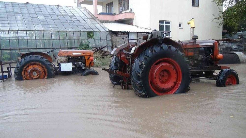 Antalya’da yağmur ve fırtına biber seralarını vurdu