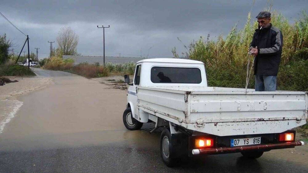 Antalya’da yağmur ve fırtına biber seralarını vurdu