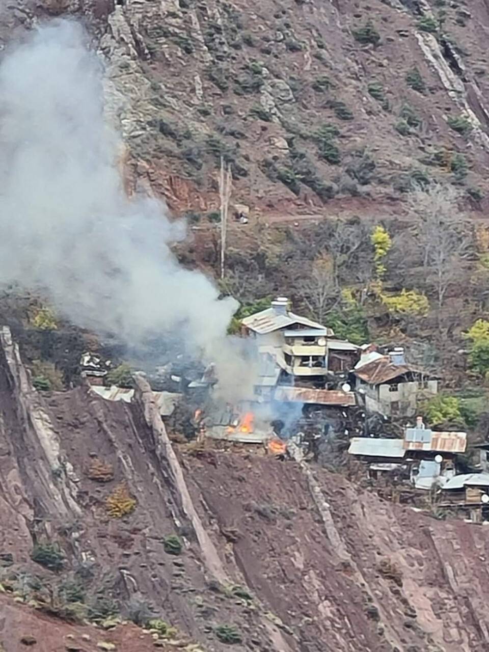 Artvin’de çıkan yangında 2 ev kül oldu