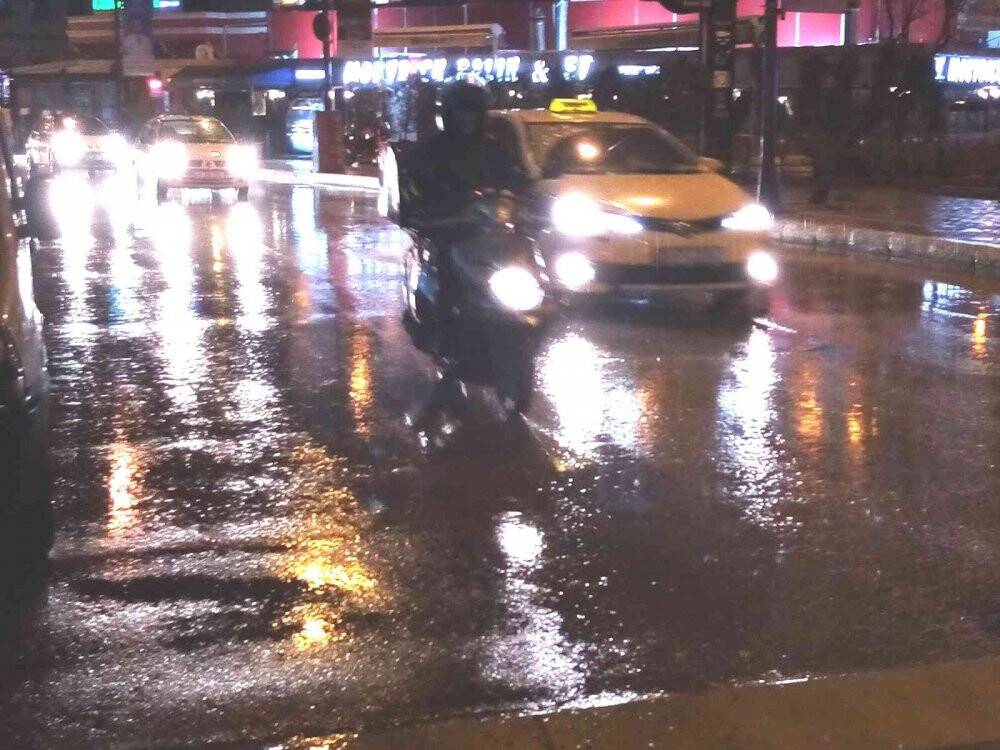 Bandırma’da sağanak yağış etkili oldu