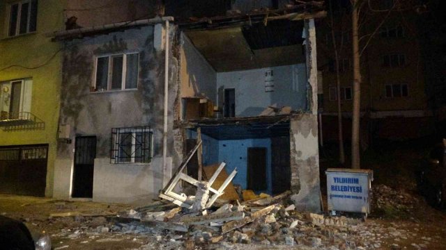 Bursa’da lodos hayatı felç etti: Binanın duvarı yıkıldı, ağaçlar yolları kapattı