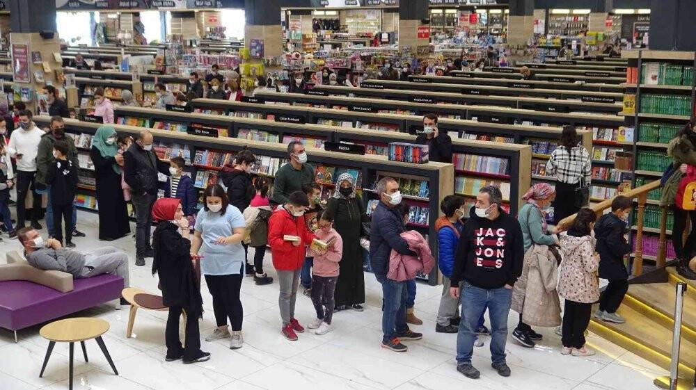 Çocukların, ‘Kral Şakir’ sevgisi uzun kuyruklar oluşturdu